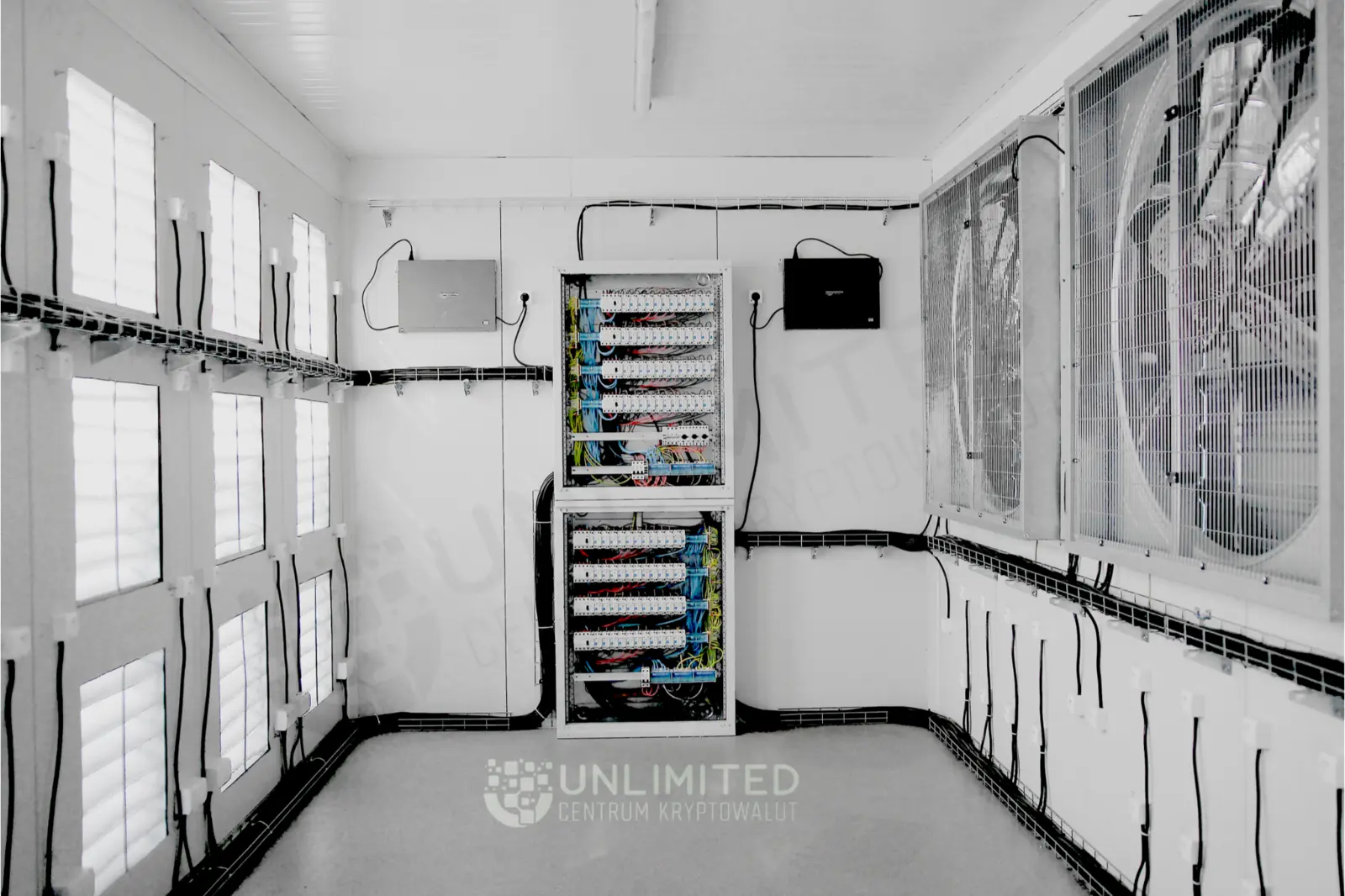 Wnętrze kontenera ASIC Unlimited
