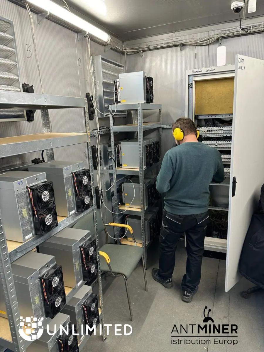Technik Unlimited przy koparkach ASIC